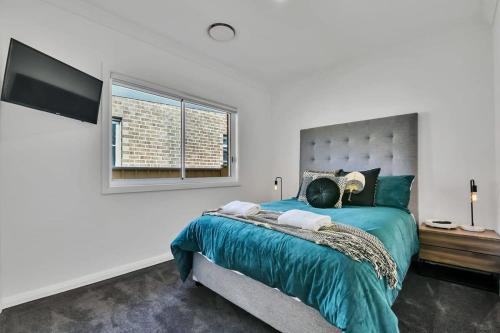 Hideaway on Curran - Modern & Comfy Retreat in CBD Firepit