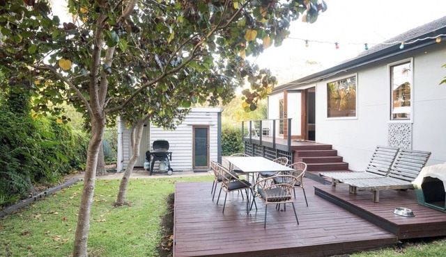Higgins Hideaway Central Cottage with Garden Oasis