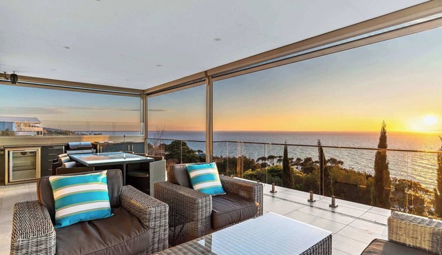 Hillside Luxe | Spa & Bay Views