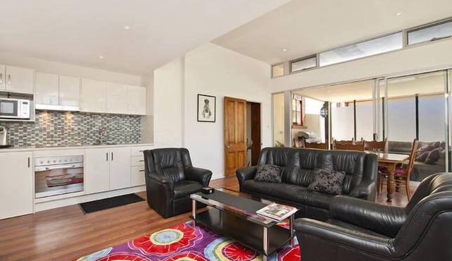 Hindmarsh House on College | Steps to Glenelg Beach, Cafes & Jetty Road