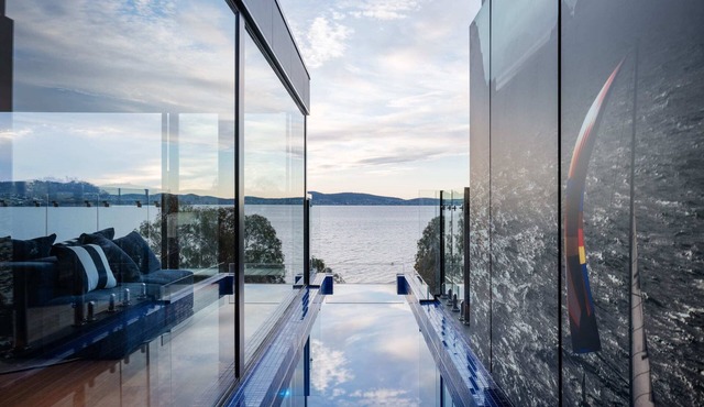 'Hobart' - Penthouse with private heated pool