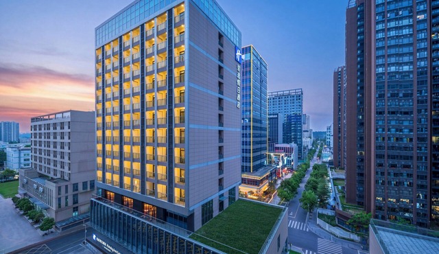 Holiday Inn Express Shenzhen Baolong Metro Station By IHG