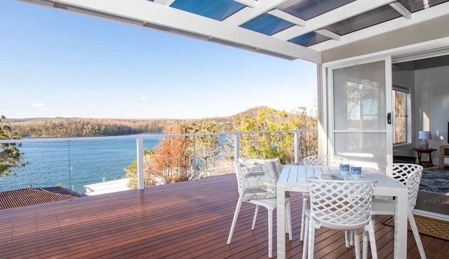 Home On the Water Enjoy a relaxing lakeside hideaway at this charming and cosy