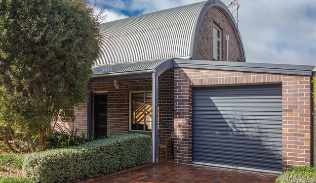Home with Office | 2 Bathroom | Walk to Armidale CBD | Longer Stays Welcome