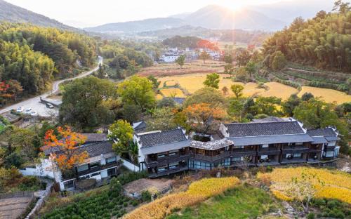 Hongcun Tachuan Heritage Garden Resort-Ancient Huizhou Architecture, Ricefield Views & Butler Service