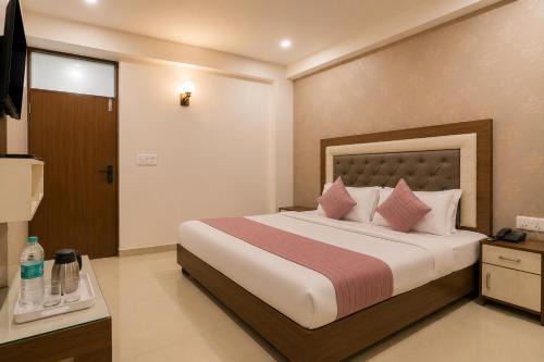 Hotel Gold Ston Near Yashoda Hospital & Vaishali Metro