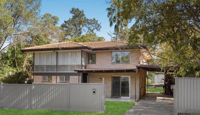 House with huge back yard and side access, 11 Beds