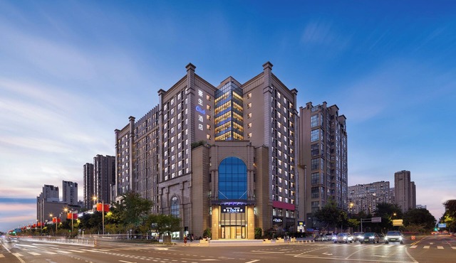 Howard Johnson Club Hotel