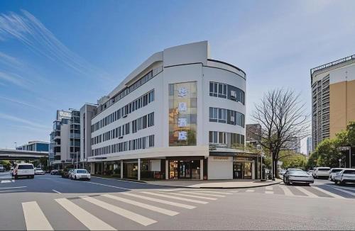 Huajing Hotel (Near Shanghai Ninth People's Hospital,South Xizang Road Metro Station)