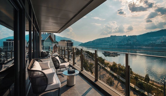 Hualuxe Chongqing Wushan by IHG