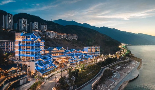 HUALUXE Hotels and Resorts Chongqing Wushan by IHG