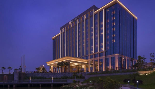 HUALUXE Hotels & Resorts Yangjiang City Center by IHG