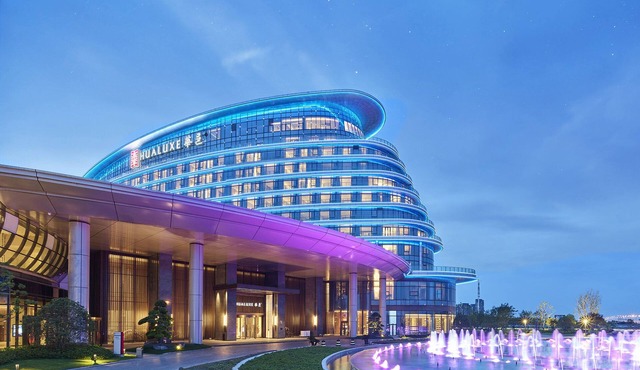 HUALUXE Nanjing Yangtze River by IHG