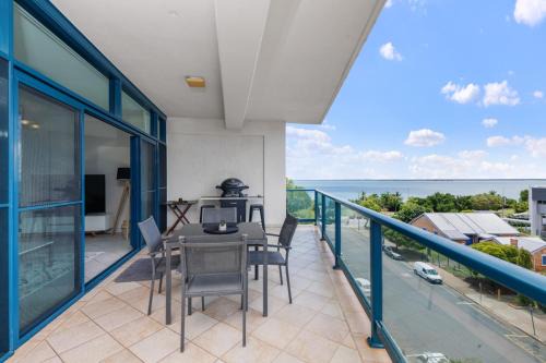 Ideal CBD Location with Harbour Views Pool Gym & BBQ