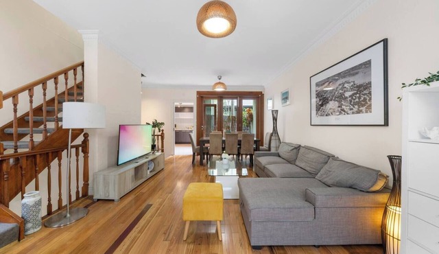 Ideally located 3 BR (Parking)/Central-10 min walk