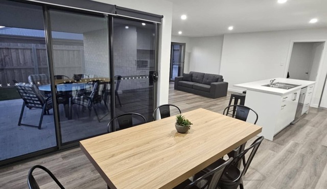 Inviting & Spacious, 5 minute drive to MTB Trials & beaches, short walk to shops