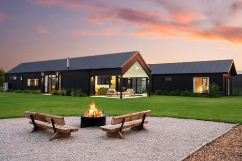 Jarli Barn - Refined Wine Country Retreat with Pool