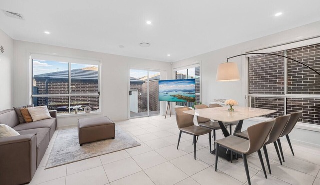 JC House - 4 Br, AC & Wi-Fi Close Coles & Train