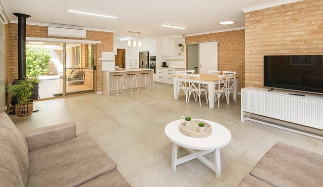 Just Beachy- Large yard, BBQ, WIFI