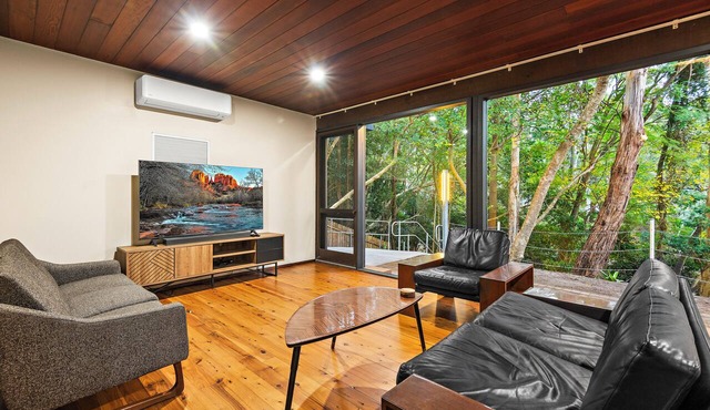 Keiraville 4 Bed/3 Bath Hilltop Home with Bushland Views. 800m to UOW.10mins CBD