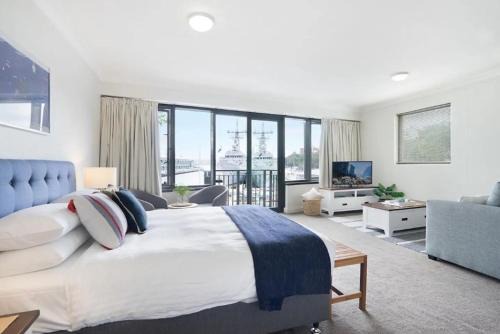 King Size Studio With Water View Walk To The City