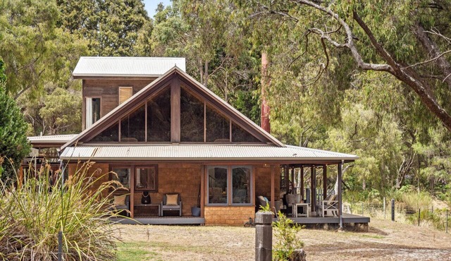 Kookaburra Retreat | Dog Friendly | Forest View