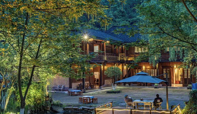 L Resident Dragon Cave Resort - Zhangjiajie Wulingyuan - Tujia Ethnic Culture, Quiet Nature Retreat, 100m from Huanglong Cave Entrance