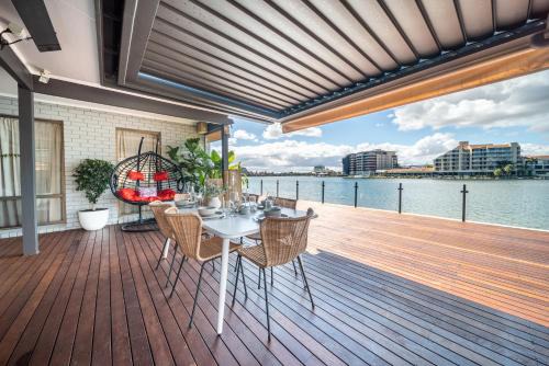 La Brisa - Waterfront Retreat between Lake & Coast