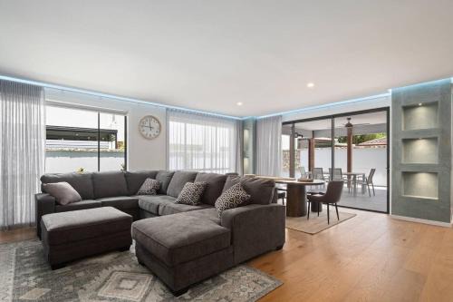 Labrador Living - Spacious Haven near Lagoon & Cafés
