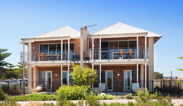 LAGOON SUNRISE - Absolute Waterfront