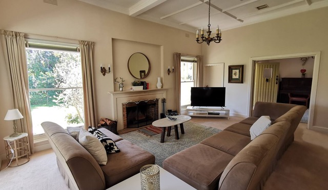 Lake House Benalla- Late Sunday checkout available upon request