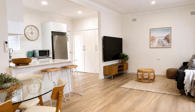 Lake Macquarie Getaway - 3BR - Deck - Games Room