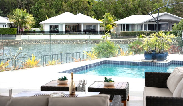 Lakeside Luxury:stroll to beach&restaurants