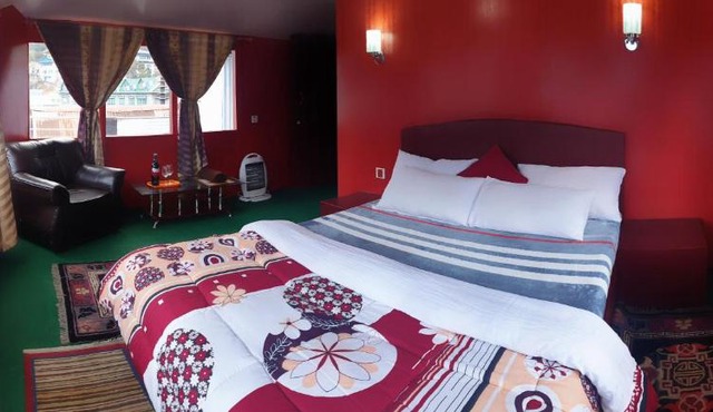 LAMA HOTEL - HIMALAYAN BURGER Experience the best stay in EVEREST with an unforgettable Mountain Flight