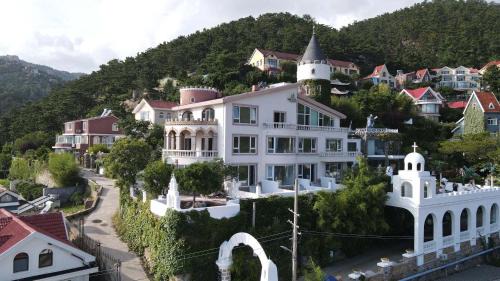 Laoshan Swan Castle Hot Spring Wellness Resort-Hot Spring Wellness Resort,Sky Infinity Pool,8 Indoor & Outdoor Hot Spring Pools,Dozens of Ocean-view Tea Pavilions,Your Secluded Wellness Paradise