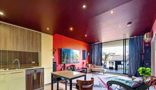 Large 1 Bedroom Retro Style Apartment with Parking