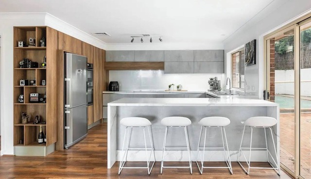 Large and modern 5 Bedroom home with a pool and work areas