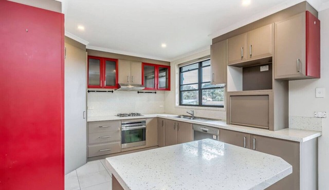 Large Comfortable Home @Woden