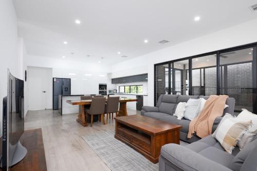 Large Family 4B2B entire house free parking