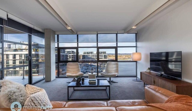 Large Modern 2 Bdrm Apt, Water Views, 2x Car Spots