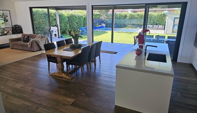 Large, modern, resort-style house, 5 double bedrooms, 2.5 bath + pool cabana