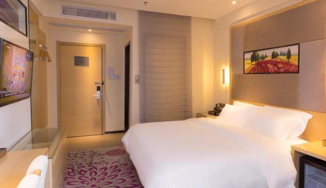 Lavande Hotel Luzhou Jiale Century City