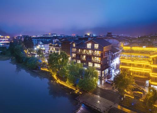 LeadingMen Riverview Hotel&Lift&Free Laundry &Book tickets &Downtown Location and Experienced tour guide service