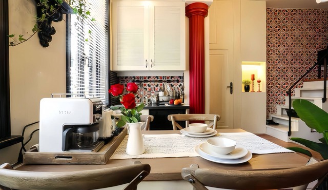 Lian's Cozy Cottage next to ShaanXi S. Rd Subway STA nestled in Mid. Huaihai Rd.