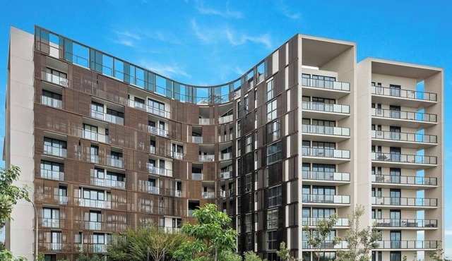 Light-filled 2-Bed + Study Apartment. Free Secure Parking!