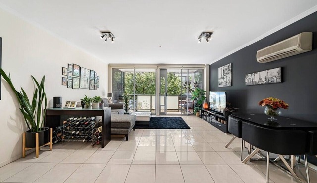 Light-filled, spacious 2 bdrm Prahran apartment with free parking.