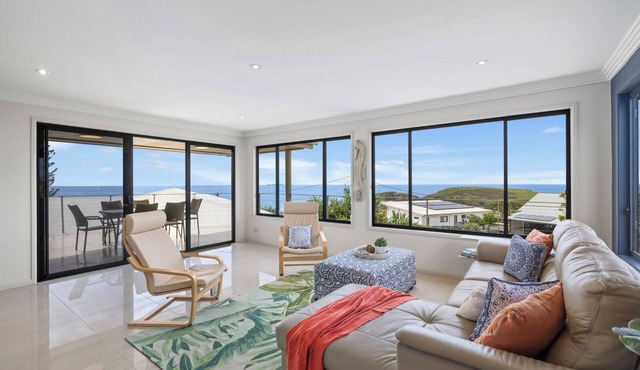 Lighthouse at Emerald Beach Amazing Ocean Views, Pet Friendly