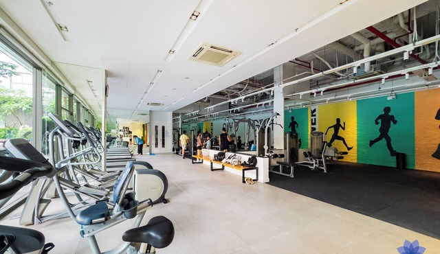 Lighting 2BRs Apt, 5minsfrom Airport, Free gym & Pool