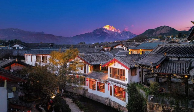 Lijiang MuYa Chinese Courtyard Hotel with Water View