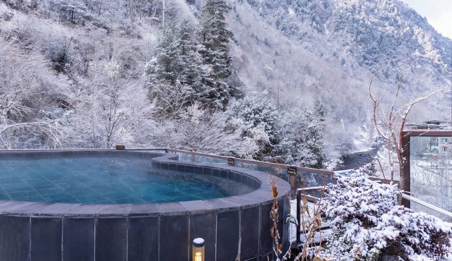 Lixian Bipeng Shiguang Hot Spring Hotel